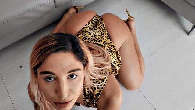 POV: BWC's trimmed pussy and mouth pounded in a hot amateur session