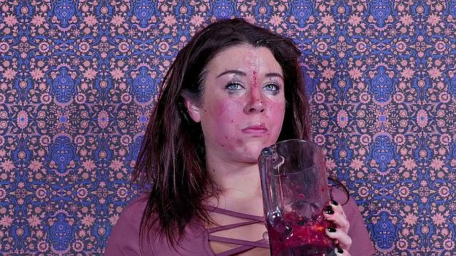 мастер жёстко трахает подвешенную сабмиссившу в рот и зад