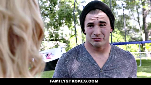 милфа соблазняет пасынка и трахается с ним дома