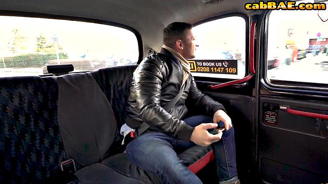 Поймал сексуальную красотку и жёстко отымел её в машине, пока никто не видит.