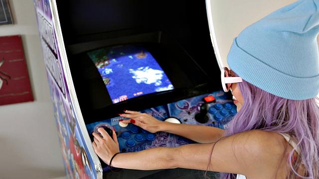 азиатка на голове принимает член, будто ищет джекпот