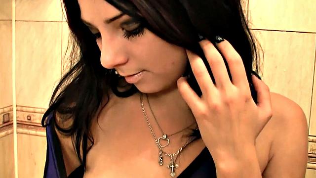 Emo Emily Rubbing Her Shower on Pussy