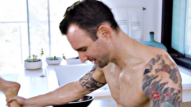 индианка-массажистка по nuru заливает ванну сквиртом во время дикого траха