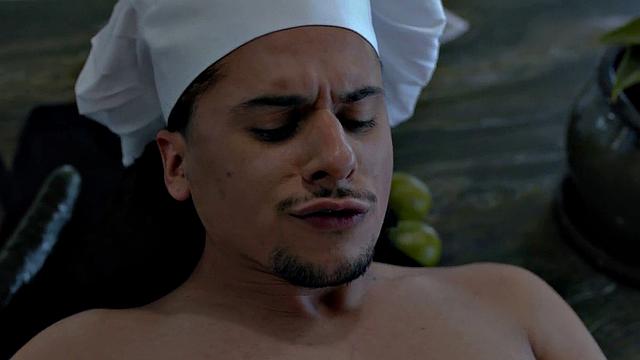 подкачанный черный парень превращает повара в закуску на столе