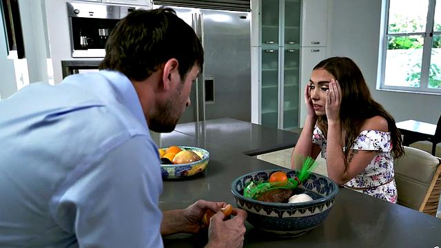 татухи есть - совесть нет: взрослая падчерица скачет на члене отчима на диване