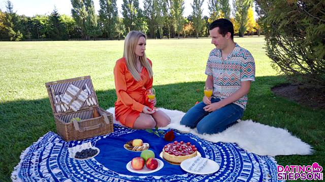 Микки лечит ушибленный член прокачанным минетом