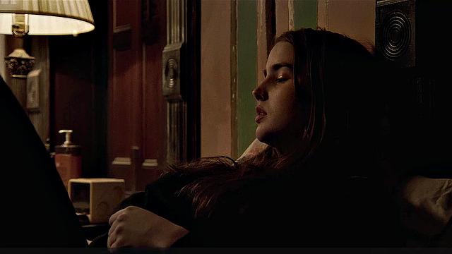 Али Майкл раздевается и демонстрирует голую грудь у зеркала