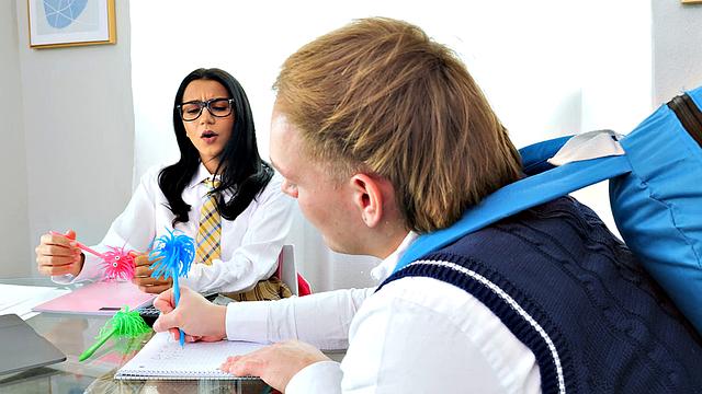 брюнетка в очках изучает сперму на диване