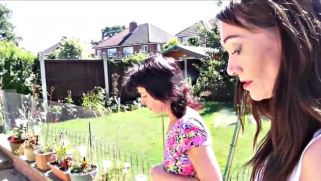 зрелая брюнетка застала вора и оттрахала по полной