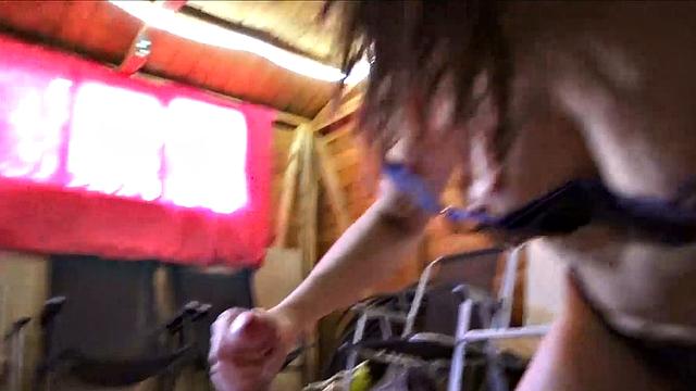 зрелая брюнетка застала вора и оттрахала по полной