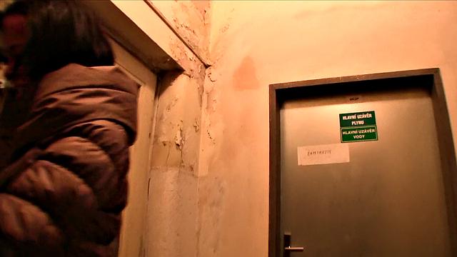 Babe Without Train Ticket Tastes Fake Agent's Cock