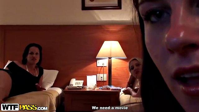 Две зрелые лесбиянки устроили жаркую групповуху с подругами.