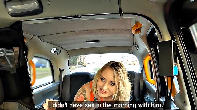 татуированная красотка с большими сиськами трахается с водителем в машине