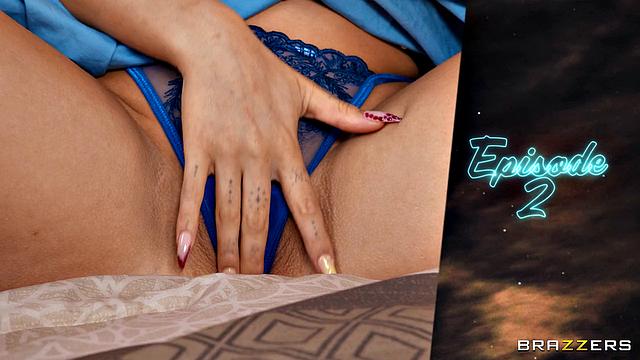 Гал Ричи подглядывает за страстным сексом Черри ДеВиль и её парня, а потом сама попадает в игру домины и получает удовольствие втроём.