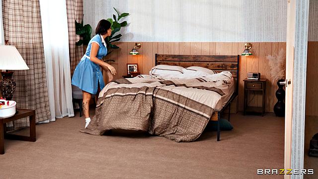 Гал Ричи подглядывает за страстным сексом Черри ДеВиль и её парня, а потом сама попадает в игру домины и получает удовольствие втроём.