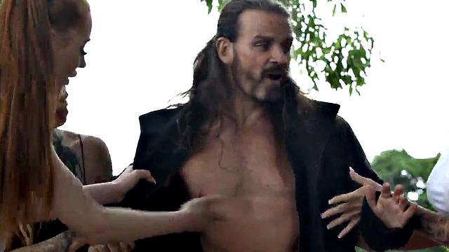 cfnm девки с тату веселятся с огромным белым хуем на природе