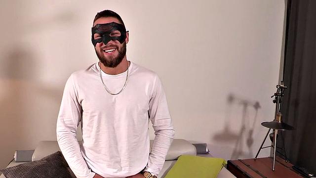 татуированный маскированный качок дрочит и кончает после кастинга