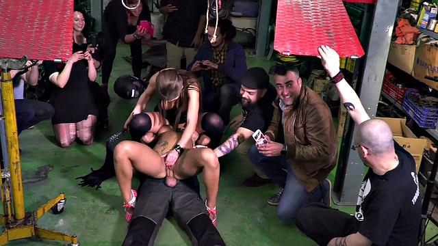 трёхка с грудастой: порка, секс и случайные зеваки с круглыми глазами