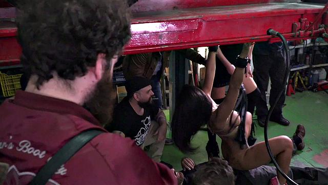 трёхка с грудастой: порка, секс и случайные зеваки с круглыми глазами