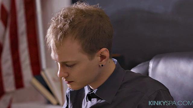 Ирис Айви делает массаж помощнику преподавателя ради высокой оценки в универе.