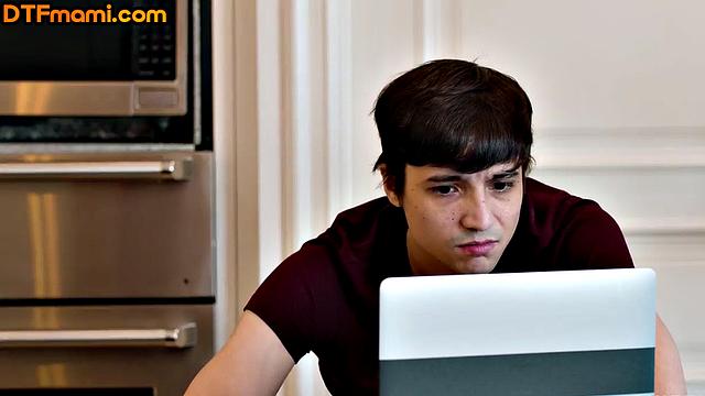 кухарка-мачеха устроила урок секса пасынку на своей территории