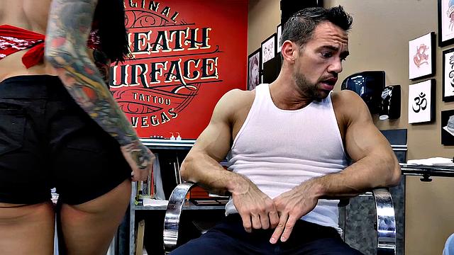 татуированные сучки скачут на члене и вытворяют грязь на диване