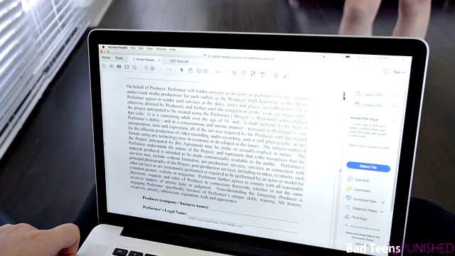 рыжая падчерица раздвигает лысую киску и ловит хер от отчима