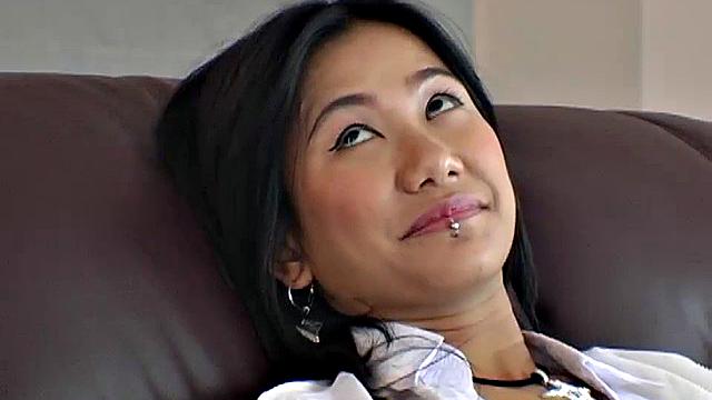 Тайская массажистка знает, чем порадовать клиента