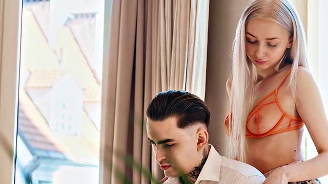 жадная блондинка заводится и с жадностью принимает член бойфренда