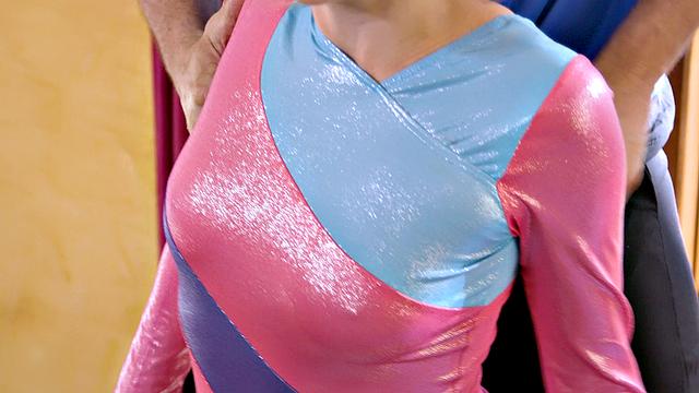 Пэрис мечтает о тренере и глубоко берет его член