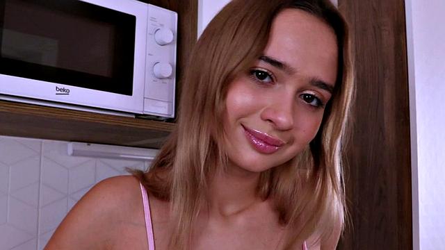 блондинка с игрушкой разносит себя, заливает ложе соками