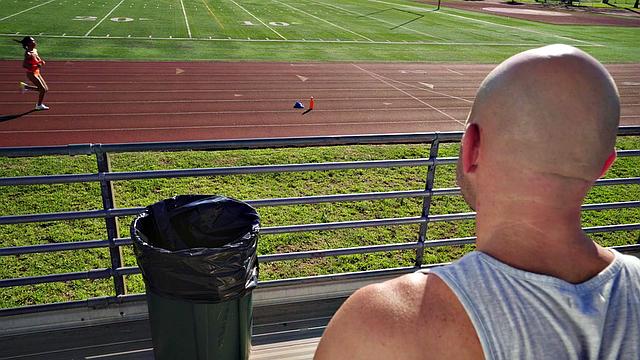 татуированная брюнетка жестко трахается с горячей бегуньей раком