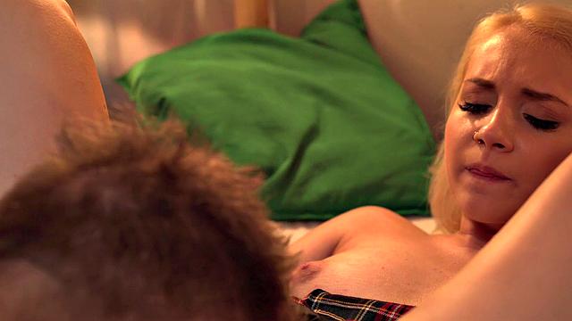 профессор трахает двух пышных студенток в отеле