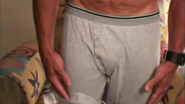 This 42 year old, 5'6" carpenter enjoys working out and sex