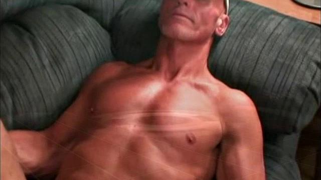 This 42 year old, 5'6" carpenter enjoys working out and sex