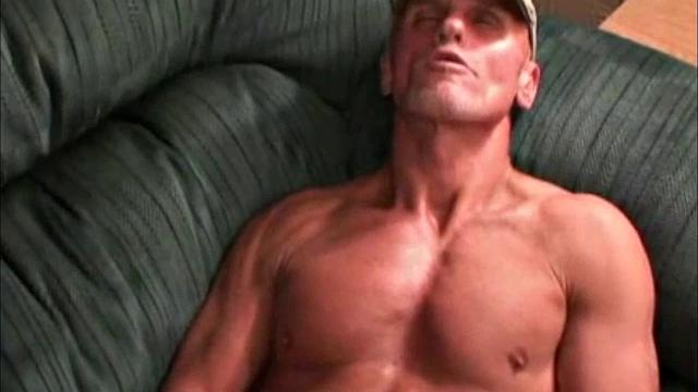 мускулистый плотник 42 лет сходит с ума от мужских ласк