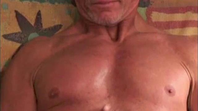 This 42 year old, 5'6" carpenter enjoys working out and sex