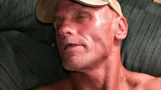 This 42 year old, 5'6" carpenter enjoys working out and sex