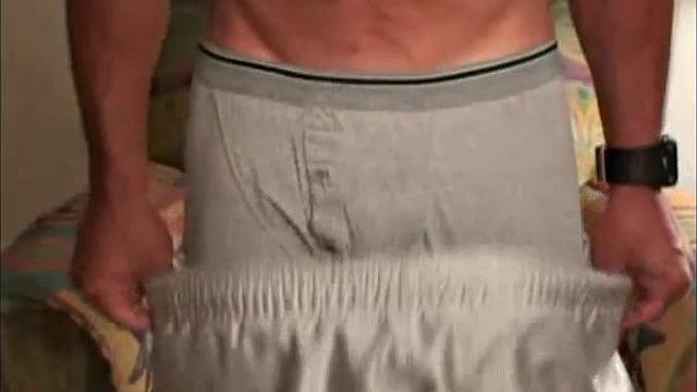 This 42 year old, 5'6" carpenter enjoys working out and sex