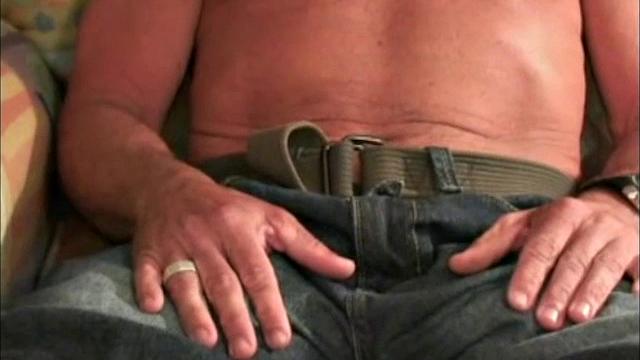 This 42 year old, 5'6" carpenter enjoys working out and sex