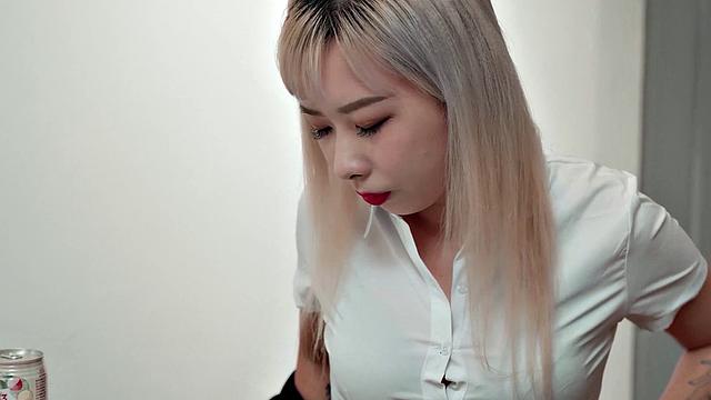 шефиха не только командует, но и ловит кончу на колготки