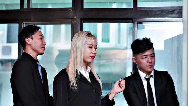 шефиха не только командует, но и ловит кончу на колготки