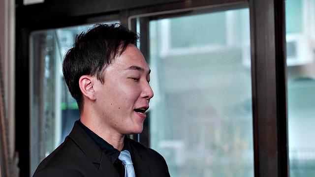 шефиха не только командует, но и ловит кончу на колготки