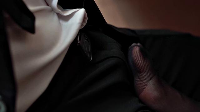 шефиха не только командует, но и ловит кончу на колготки