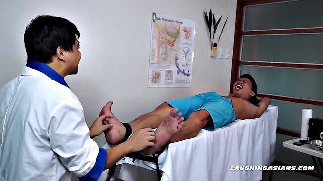 Джуд попал в ловушку: связанный азиат и щекочущие парни - гей-фетиш с подвохом и сарказмом, ноги тут ни при чём, но смеху будет много.