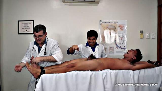 Джуд попал в ловушку: связанный азиат и щекочущие парни - гей-фетиш с подвохом и сарказмом, ноги тут ни при чём, но смеху будет много.