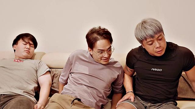 Jiu Jiu and friends spend an evening in a wild orgy