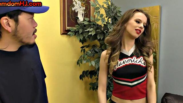 Nasty femina seduces guy before blowing his dick