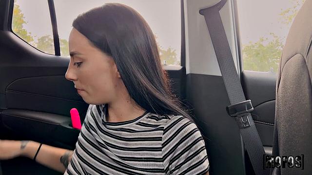 Драйвер трахает Джанну Айви в миссионерке и наезднице в машине с минетом от начала до конца.