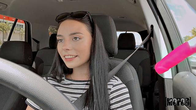 Драйвер трахает Джанну Айви в миссионерке и наезднице в машине с минетом от начала до конца.